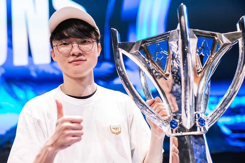 ตำนานของจริง! LoL Esports ประกาศต้อนรับ FAKER เข้าสู่ HALL OF LEGENDS คนแรกของโลก! 6 ตำนานของจริง! LoL Esports ประกาศต้อนรับ FAKER เข้าสู่ HALL OF LEGENDS คนแรกของโลก!