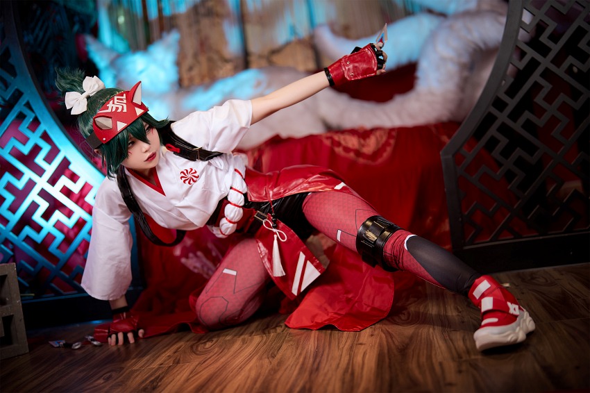 คอสเพลย์ Kiriko จาก Overwatch 2 เวอร์ชั่นบิกินี่สีแดงแรงฤทธิ์ 2 Kiriko Overwatch 2 Cosplay by ZinieQ