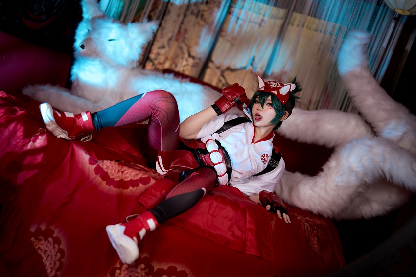 คอสเพลย์ Kiriko จาก Overwatch 2 เวอร์ชั่นบิกินี่สีแดงแรงฤทธิ์ 3 Kiriko Overwatch 2 Cosplay by ZinieQ