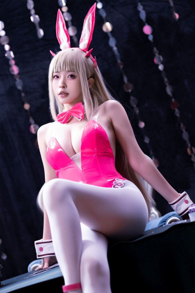 คอสเพลย์ Viper จาก GODDESS OF VICTORY: NIKKE ในชุดบันนี่เกิร์ล 2 Viper GODDESS OF VICTORY: NIKKE Cosplay by shimizuyuno