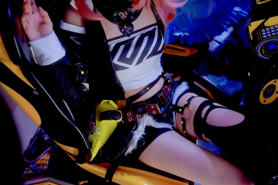 คุณแบมแบมแปลงโฉมเป็น Nicole จาก Zenless Zone Zero 8 Nicole Zenless Zone Zero Cosplay by Bibbie Bambi