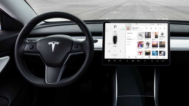 Tesla ถูกตรวจสอบหลังพบผู้ขับขี่สามารถเล่นเกมขณะขับได้ 2 Tesla ถูกตรวจสอบหลังพบผู้ขับขี่สามารถเล่นเกมขณะขับได้