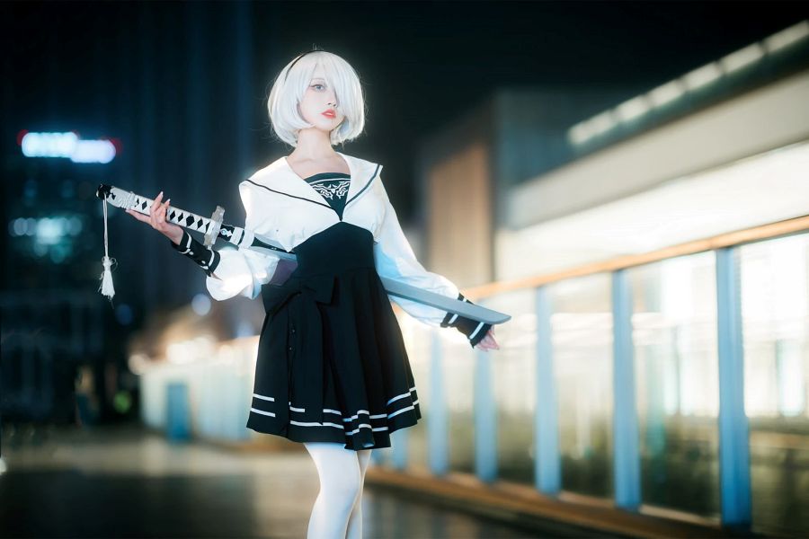 คอสเพลย์ 2B จาก NieR: Automata ในชุดลำลองเที่ยวเมืองยามค่ำคืน 2 2B Nier: Automata Cosplay by huanger021