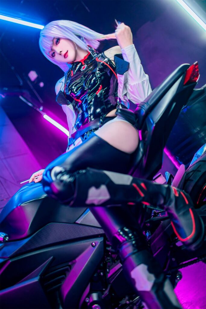 สาวโชว์สกิลคอสเพลย์ Lucy จาก Cyberpunk: Edgerunners พร้อมมอเตอร์ไซด์สุดเท่ 8 Lucy Cyberpunk: Edgerunners Cosplay by Natsuko