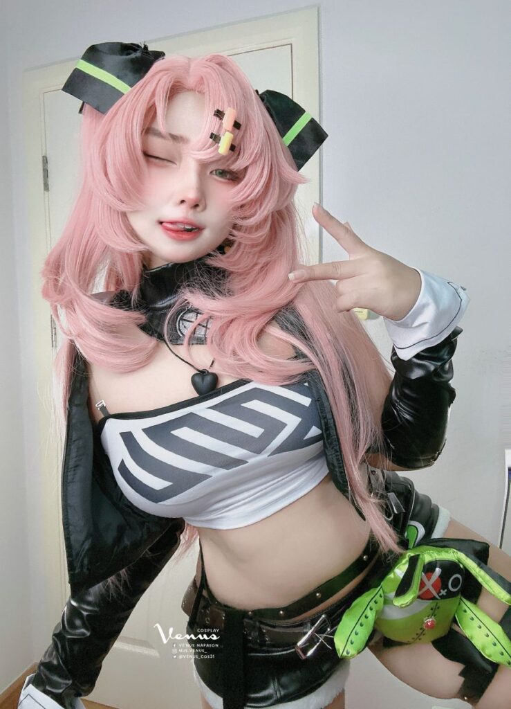 คุณวีนัสโชว์ฝีมือคอสเพลย์ Nicole จาก Zenless Zone Zero ในสไตล์น่าหยิก 2 Nicole Zenless Zone Zero Cosplay by Venus