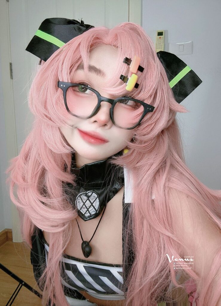 คุณวีนัสโชว์ฝีมือคอสเพลย์ Nicole จาก Zenless Zone Zero ในสไตล์น่าหยิก 3 Nicole Zenless Zone Zero Cosplay by Venus