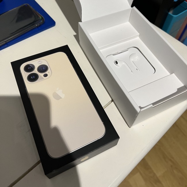iPhone 13 รุ่นที่วางจำหน่ายในฝรั่งเศสยังคงแถมหูฟังมาให้ใช้งาน 2 iPhone 13 รุ่นที่วางจำหน่ายในฝรั่งเศสยังคงแถมหูฟังมาให้ใช้งาน