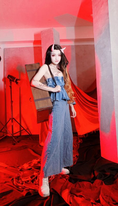 สาวจีนแปลงโฉมเป็น Nezuko จากดาบพิฆาตอสูร ในชุดยีนส์สุดโมเดิร์น 4 สาวจีนแปลงโฉมเป็น Nezuko จากดาบพิฆาตอสูร ในชุดยีนส์สุดโมเดิร์น