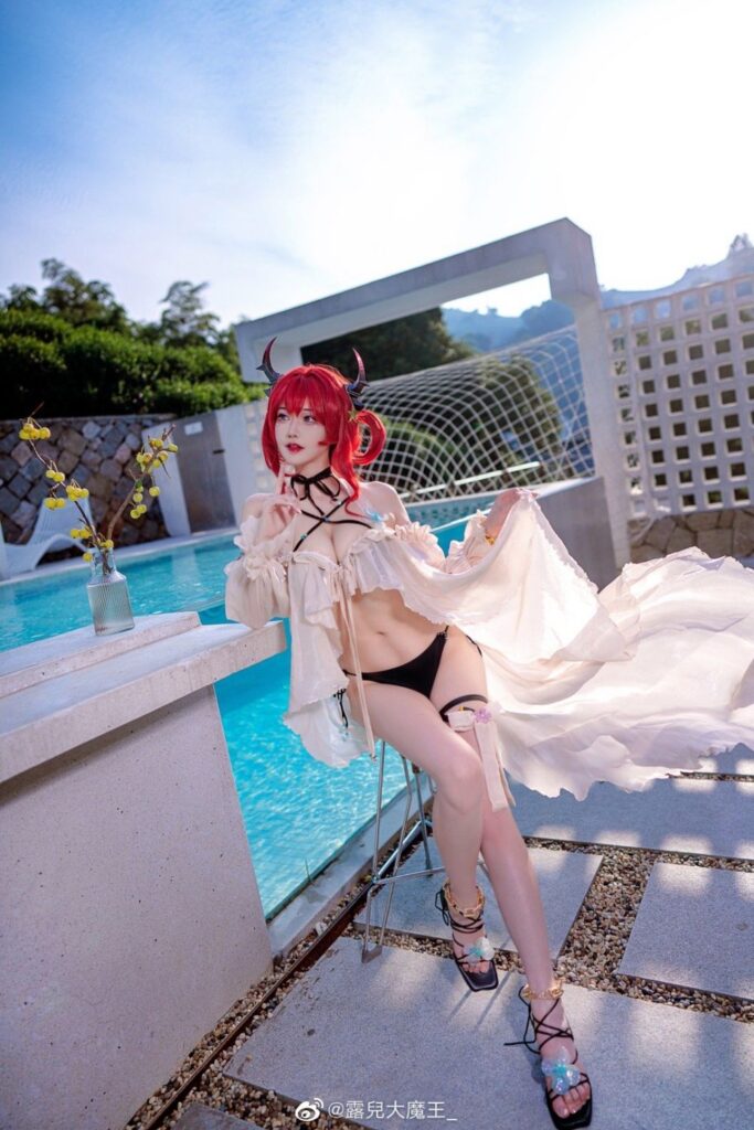 คอสเพลย์ Surtr จาก Arknights ลงเล่นน้ำสุดสดใส 5 คอสเพลย์ Surtr จาก Arknights ลงเล่นน้ำสุดสดใส