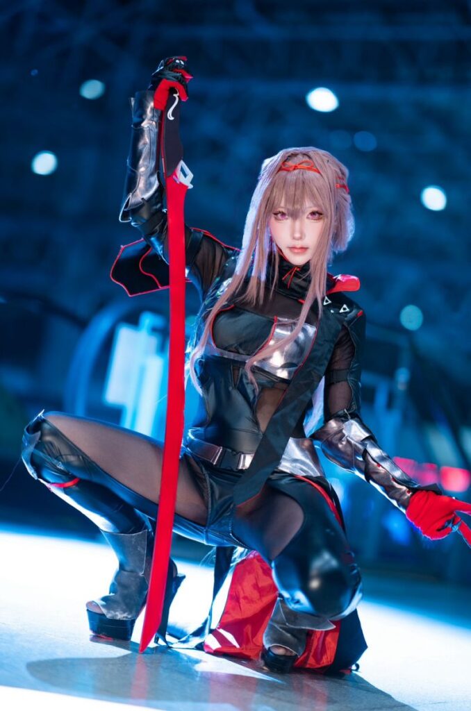 สาวญี่ปุ่นแปลงโฉมเป็น Scarlet: Black Shadow จาก NIKKE ลุยงาน TGS 2024 2 Scarlet Black Shadow NIKKE Cosplay by celia_aya