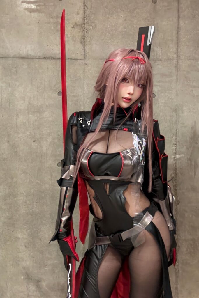 สาวญี่ปุ่นแปลงโฉมเป็น Scarlet: Black Shadow จาก NIKKE ลุยงาน TGS 2024 6 Scarlet Black Shadow NIKKE Cosplay by celia_aya