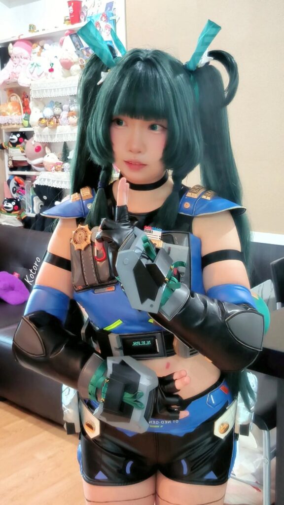 คุณกาญสวมบทคอสเพลย์ตำรวจสาว Qingyi จาก Zenless Zone Zero 2 Qingyi Zenless Zone Zero Cosplay by Kotoro