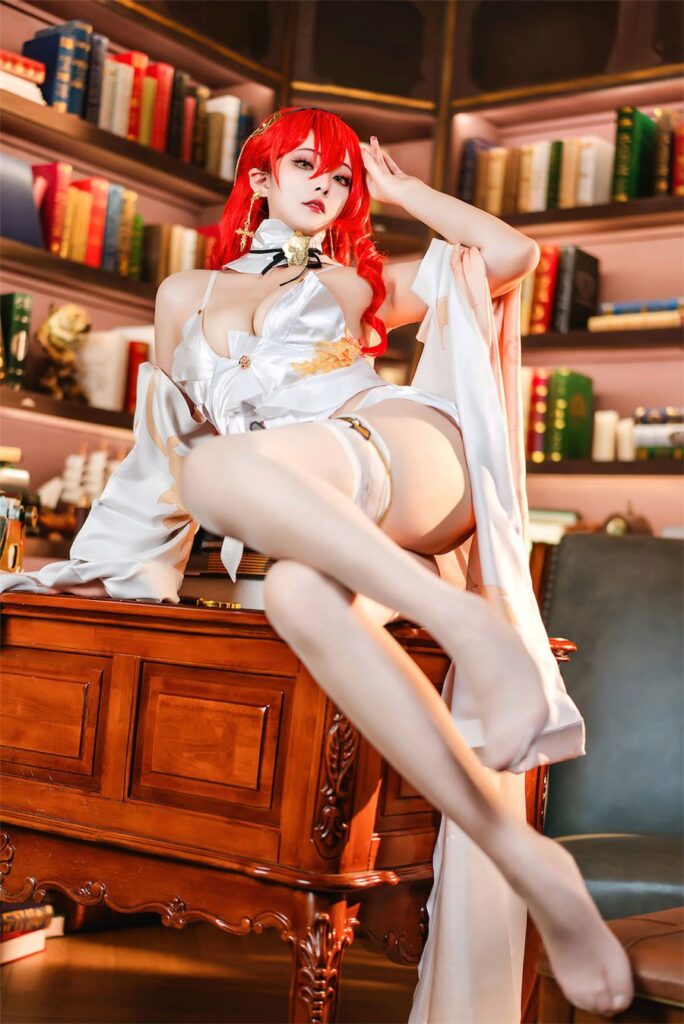 สาวจีนแปลงโฉมเป็น Himeko จาก Honkai: Star Rail เวอร์ชั่นกระโปรงที่หายไป!