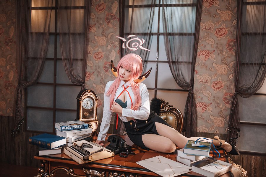 สาวจีนจัดเต็มความแซ่บในลุคของ Aru จาก Blue Archive 5 Aru Blue Archive Cosplay by Bear Cub