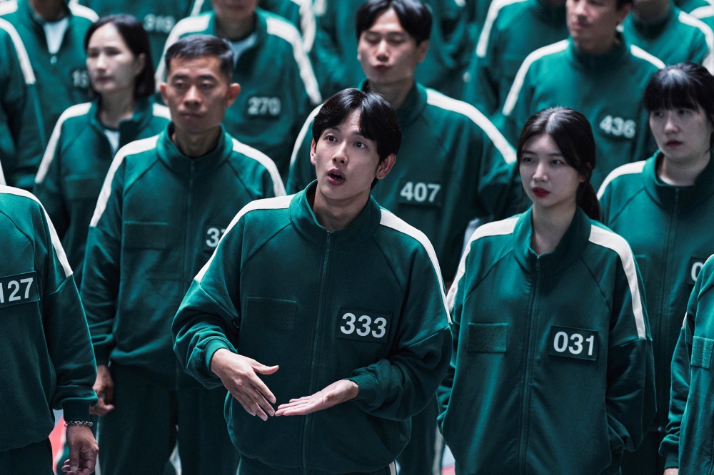 Netflix ปล่อยโปสเตอร์และภาพชุดใหม่จากซีรีส์ สควิดเกม เล่นลุ้นตาย (Squid Game) ซีซั่น 2