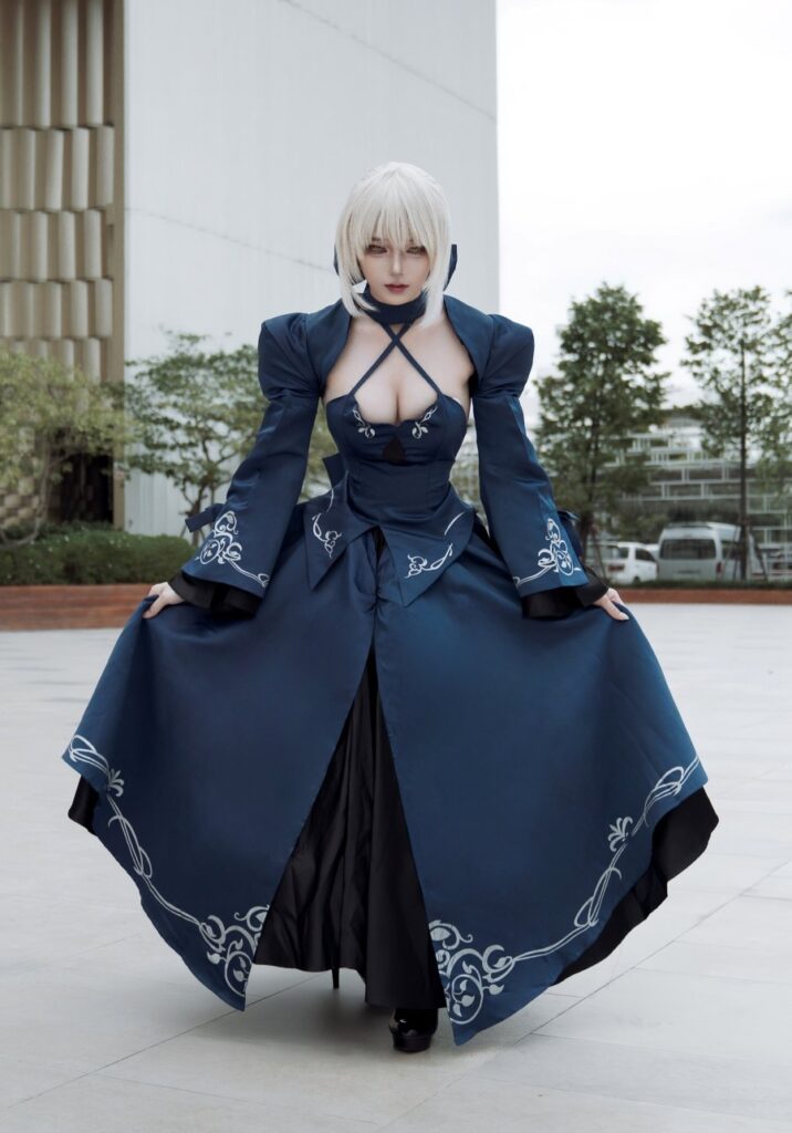 คอสเพลย์ Saber จาก Fate/Grand Order ในชุด Alter สุดขาว 2 Saber FateGrand Order Cosplay by Ahri