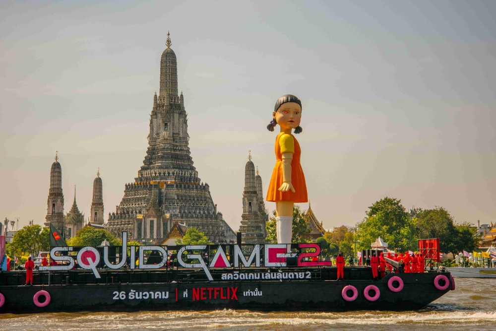 ไทยไม่แพ้ชาติใดในโลก! Netflix ส่ง "โกโกวาใหญ่ที่สุดในโลก" ยึดน่านน้ำเจ้าพระยา เปิดตัวซีรีส์ สควิดเกม เล่นลุ้นตาย (Squid Game) ซีซั่น 2 5 ไทยไม่แพ้ชาติใดในโลก! Netflix ส่ง "โกโกวาใหญ่ที่สุดในโลก" ยึดน่านน้ำเจ้าพระยา เปิดตัวซีรีส์ สควิดเกม เล่นลุ้นตาย (Squid Game) ซีซั่น 2