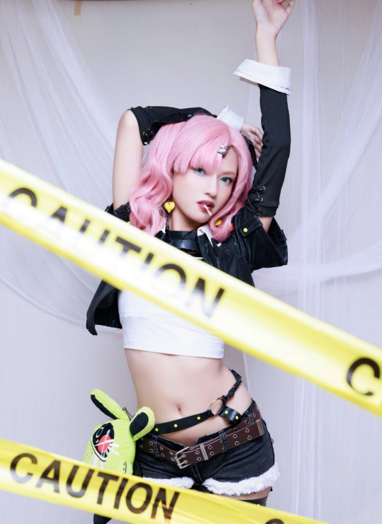 คุณสารินโชว์คอสเพลย์ Nicole จาก Zenless Zone Zero 13 Nicole Zenless Zone Zero Cosplay by Sarin