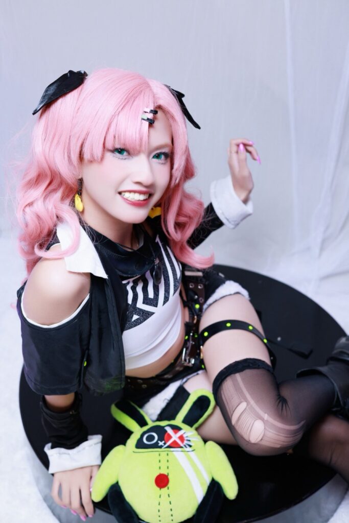 คุณสารินโชว์คอสเพลย์ Nicole จาก Zenless Zone Zero 4 Nicole Zenless Zone Zero Cosplay by Sarin