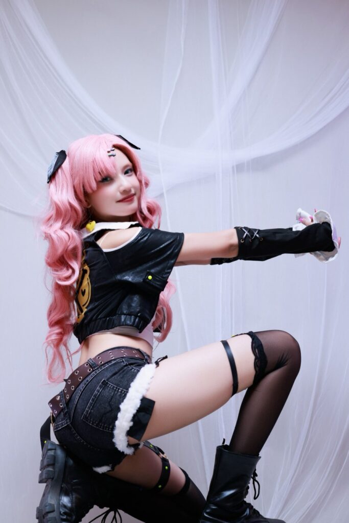 คุณสารินโชว์คอสเพลย์ Nicole จาก Zenless Zone Zero 6 Nicole Zenless Zone Zero Cosplay by Sarin