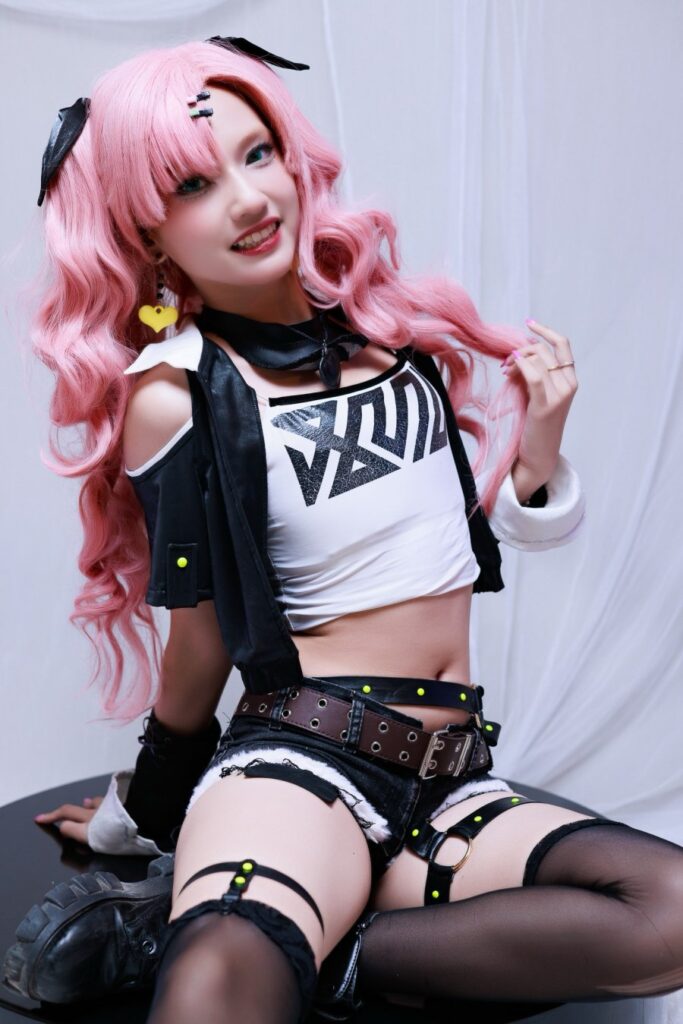คุณสารินโชว์คอสเพลย์ Nicole จาก Zenless Zone Zero 7 Nicole Zenless Zone Zero Cosplay by Sarin