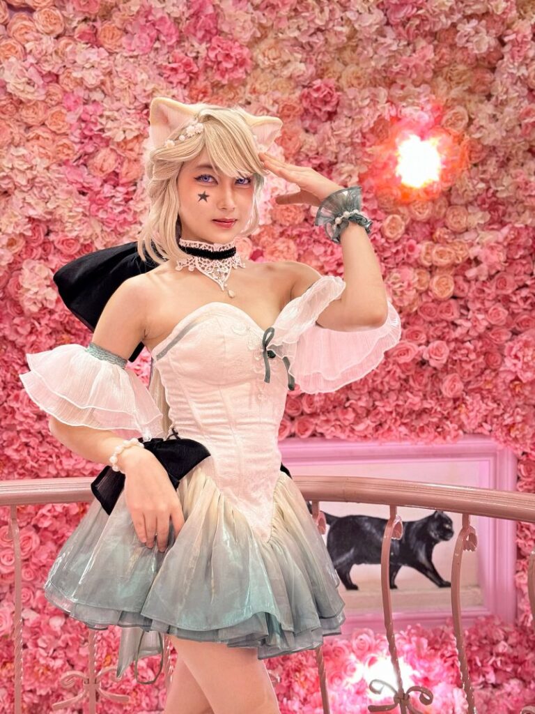 คอสเพลย์ Lynette จาก Genshin Impact จากสาวน้อยอายุ 15 13 Lynette Genshin Impact Cosplay by Tonyok