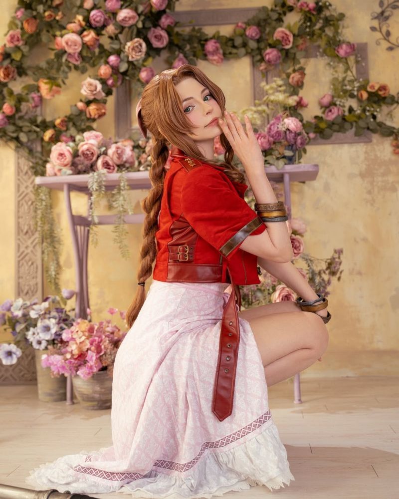 คอสเพลย์ Aerith จาก Final Fantasy VII Rebirth จากสาวโมเดลต้นแบบ 2 Aerith Final Fantasy VII Rebirth Cosplay by Peachmilky
