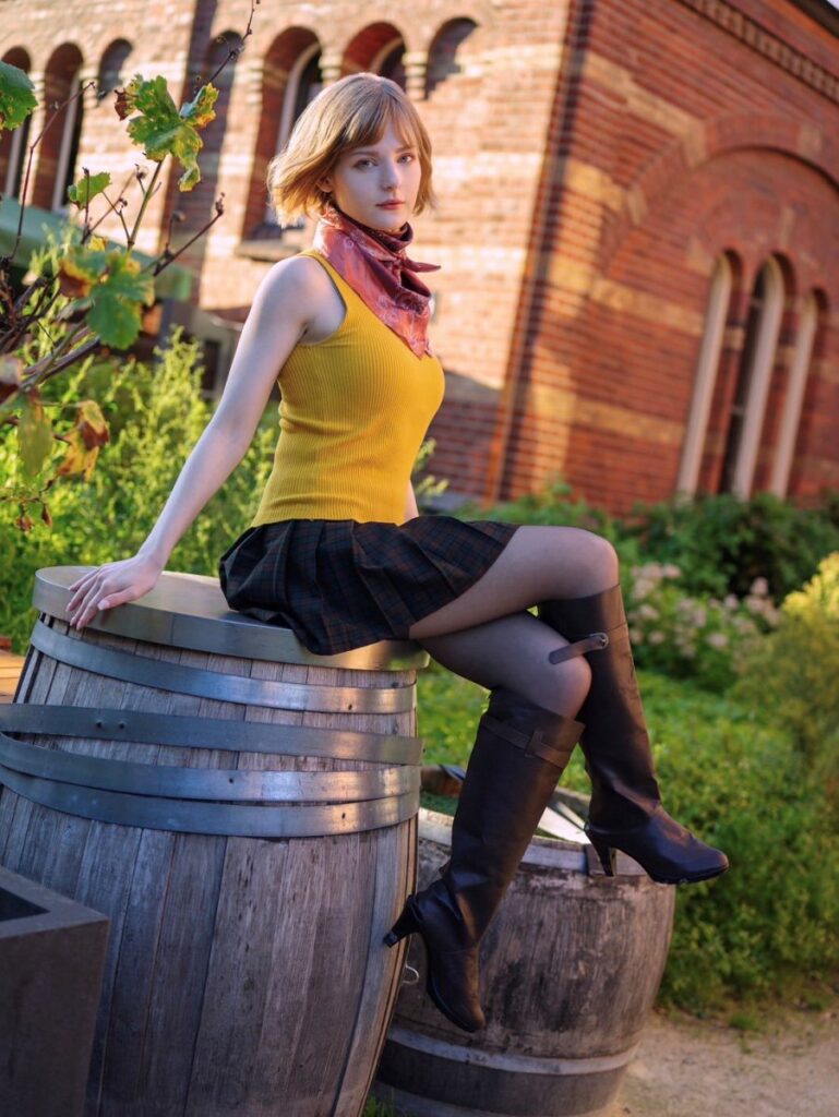 เมื่อต้นแบบโมเดล Ashley จาก Resident Evil 4 Remake ลุยงาน Comiket 105 2 Ashley Resident Evil 4 Remake Cosplay by Ella Freya
