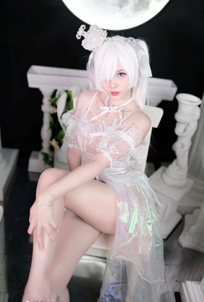 คอสเพลย์ Cinderella จาก NIKKE ในสกิน Glass Princess สุดเซ็กซี่ 3 Cinderella NIKKE Cosplay by Rina