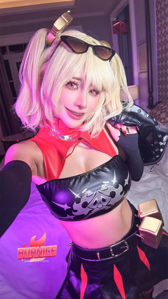 Byoru อวดความสวยแซ่บในลุคของ Burnice White จาก Zenless Zone Zero 6 Burnice White Zenless Zone Zero Cosplay by Byoru
