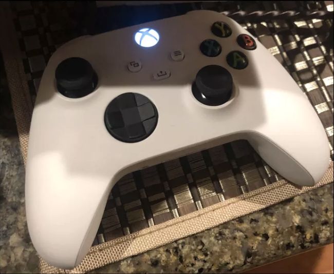 หลุดภาพจอย Xbox Series X สีขาวที่ไม่เคยมีมาก่อน 2 หลุดภาพจอย Xbox Series X สีขาวที่ไม่เคยมีมาก่อน