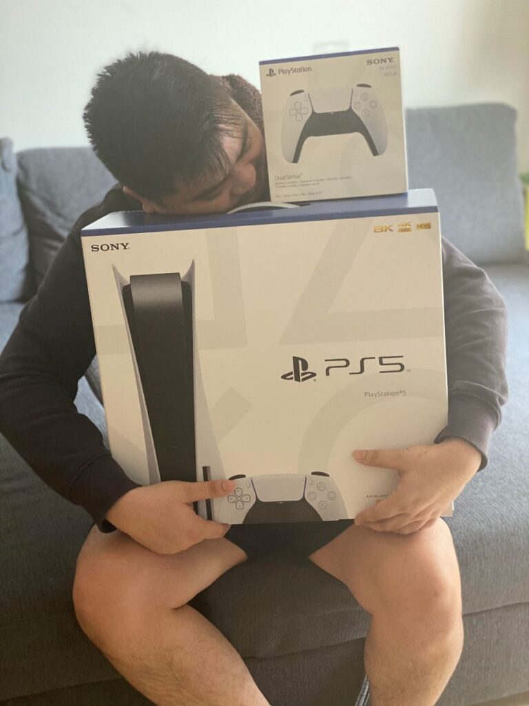 ไวรัลสุดอบอุ่น! พ่อบ้านกอด PS5 ไว้ด้วยความรักล้นใจ