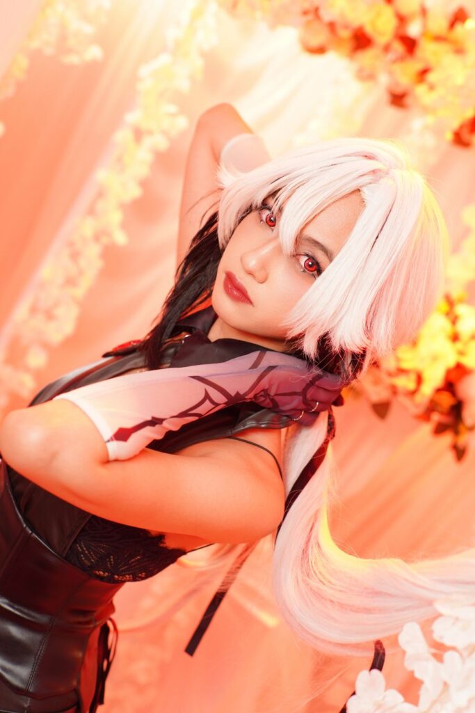 คุณสารินอวดความหล่อในคอสเพลย์ Arlecchino จาก Genshin Impact 6 Arlecchino Genshin Impact Cosplay by Sarin