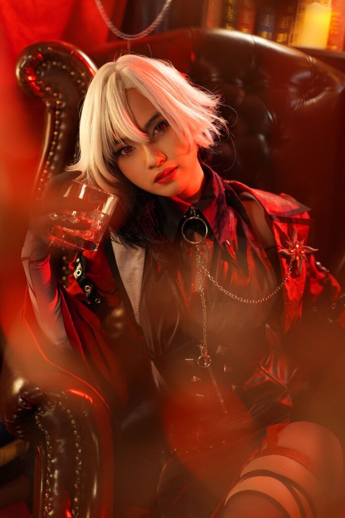 คุณสารินอวดความหล่อในคอสเพลย์ Arlecchino จาก Genshin Impact 2 Arlecchino Genshin Impact Cosplay by Sarin