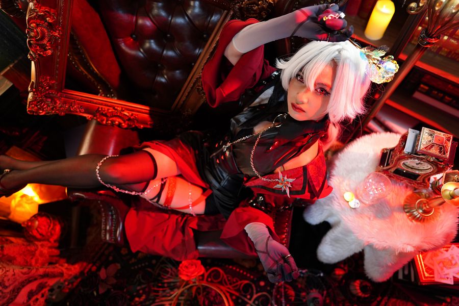 คุณสารินอวดความหล่อในคอสเพลย์ Arlecchino จาก Genshin Impact 3 Arlecchino Genshin Impact Cosplay by Sarin