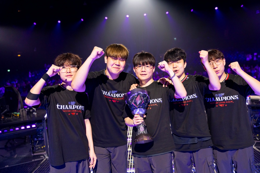 บทสรุปสมรภูมิแรกแห่งปี ‘VALORANT Masters Bangkok 2025’ ทีม T1 ซิวแชมป์สุดเดือด คว้าคะแนนสนามแรกสู่เส้นทางแชมป์โลก 2 บทสรุปสมรภูมิแรกแห่งปี ‘VALORANT Masters Bangkok 2025’ ทีม T1 ซิวแชมป์สุดเดือด คว้าคะแนนสนามแรกสู่เส้นทางแชมป์โลก