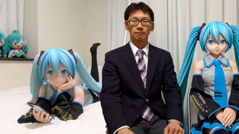 หนุ่มที่แต่งงานกับโฮโลแกรม Miku เซ็งจัดเมื่อภรรยาของเธอคุยกับเขาไม่ได้แล้ว 2 หนุ่มที่แต่งงานกับโฮโลแกรม Miku เซ็งจัดเมื่อภรรยาของเธอคุยกับเขาไม่ได้แล้ว