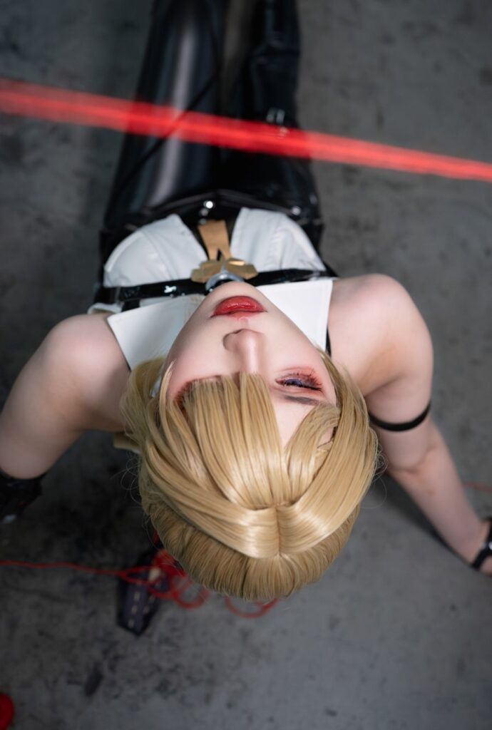 คอสเพลย์ Evelyn จาก Zenless Zone Zero ที่เท่โดนใจ 8 Evelyn Zenless Zone Zero Cosplay by Ahri
