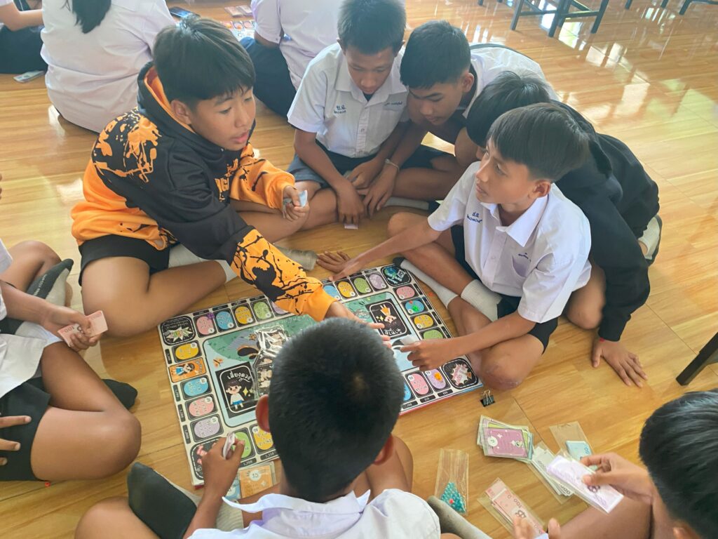 3 ครูไทยโชว์ของ! สร้างบอร์ดเกมใช้พัฒนานักเรียนในชั้นเรียน 11 3 CHM Teachers Board Game