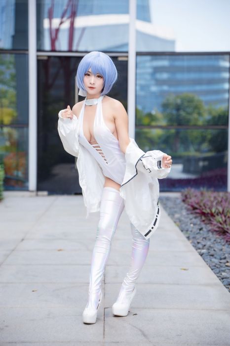 เมื่อ Rei จาก Evangelion สลัด Plugsuit มาใส่ชุดเดรสสุดแซ่บ 6 เมื่อ Rei จาก Evangelion สลัด Plugsuit มาใส่ชุดเดรสสุดแซ่บ