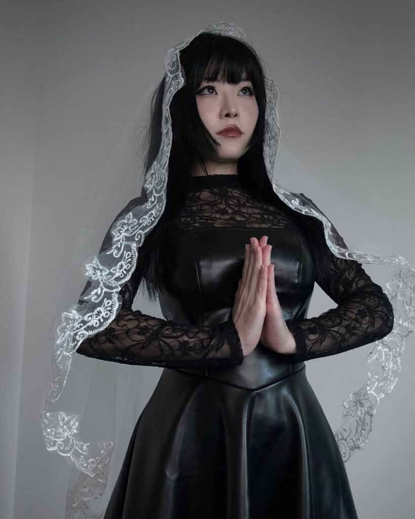 คอสเพลย์ Osaragi จาก Sakamoto Days เผยความแซ่บ! 2 Osaragi Sakamoto Days Cosplay by dystorra