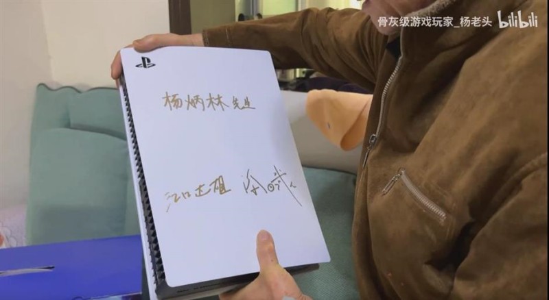 คุณปู่เกมเมอร์ได้รับ PS5 เป็นของขวัญจากประธาน Sony 2 คุณปู่เกมเมอร์ได้รับ PS5 เป็นของขวัญจากประธาน Sony