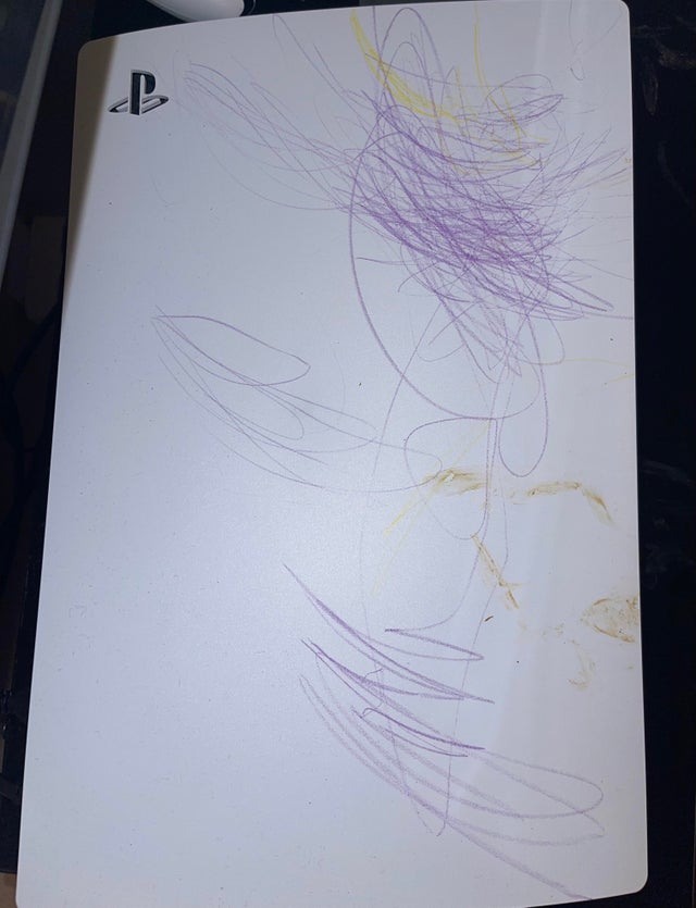 คุณพ่อแทบช็อก หลังลูกสาววัย 2 ขวบฝากผลงานศิลปะไว้บน PS5 2 คุณพ่อแทบช็อก หลังลูกสาววัย 2 ขวบฝากผลงานศิลปะไว้บน PS5