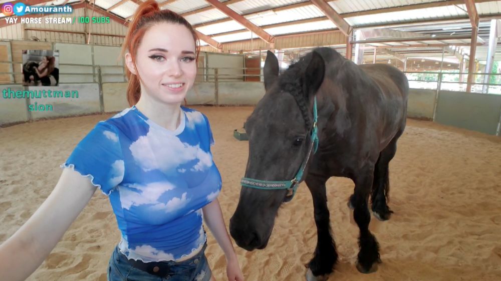 Amouranth ขึ้นท็อปชาร์ตหัวข้อสตรีมใหม่ใน Twitch 2 Amouranth ขึ้นท็อปชาร์ตหัวข้อสตรีมใหม่ใน Twitch