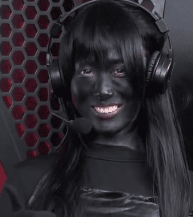 เปิดวาร์ป Xiao Zhazha พิธีกรสาว NBPL ทาสีดำทั้งตัว ฟาดดราม่าแต่งโป๊