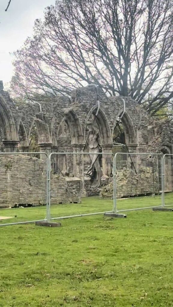 ตรวจพบ! แอบส่องฉากถ่ายทำภาพยนต์ Elden Ring ที่เหมือนอย่างกับหลุดออกมาจากเกม 4 alex-garlands-elden-ring-movie-leaked-set-footage